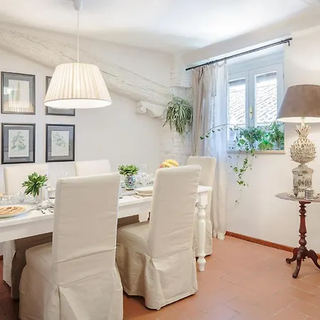 Lejlighed Casa Rosalba, Spacious With Elevator Along Via Guinigi Inside The Walls *