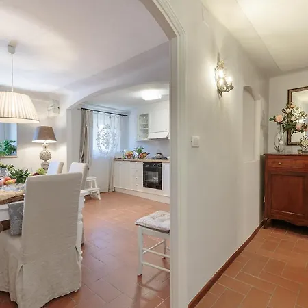 Casa Rosalba, Spacious With Elevator Along Via Guinigi Inside The Walls Lejlighed *