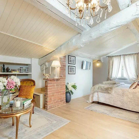 Casa Rosalba, Spacious With Elevator Along Via Guinigi Inside The Walls Lejlighed