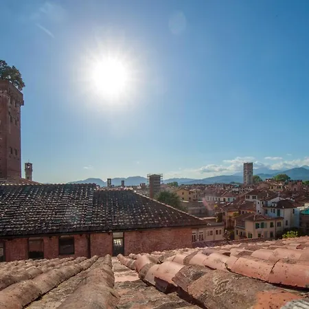 Casa Rosalba, Spacious With Elevator Along Via Guinigi Inside The Walls