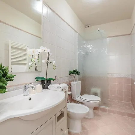 Casa Rosalba, Spacious With Elevator Along Via Guinigi Inside The Walls Lejlighed