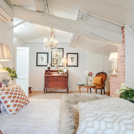 Casa Rosalba, Spacious With Elevator Along Via Guinigi Inside The Walls *