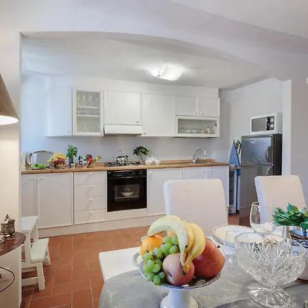 Casa Rosalba, Spacious With Elevator Along Via Guinigi Inside The Walls
