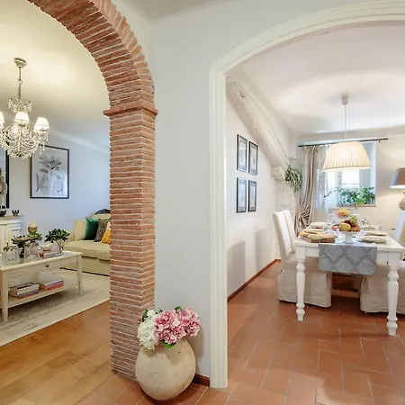 Lejlighed Casa Rosalba, Spacious With Elevator Along Via Guinigi Inside The Walls